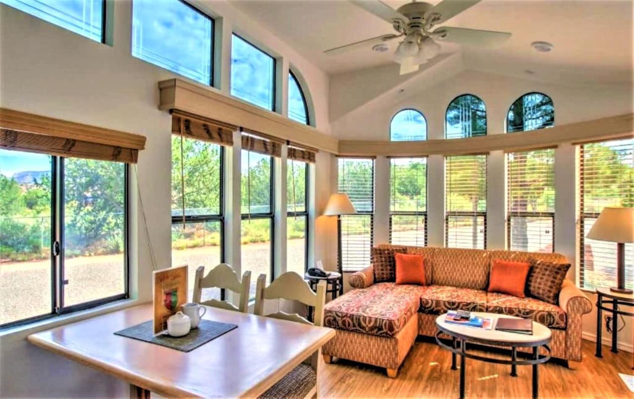 Sedona Pines Resort Экстерьер фото A living room in a typical home