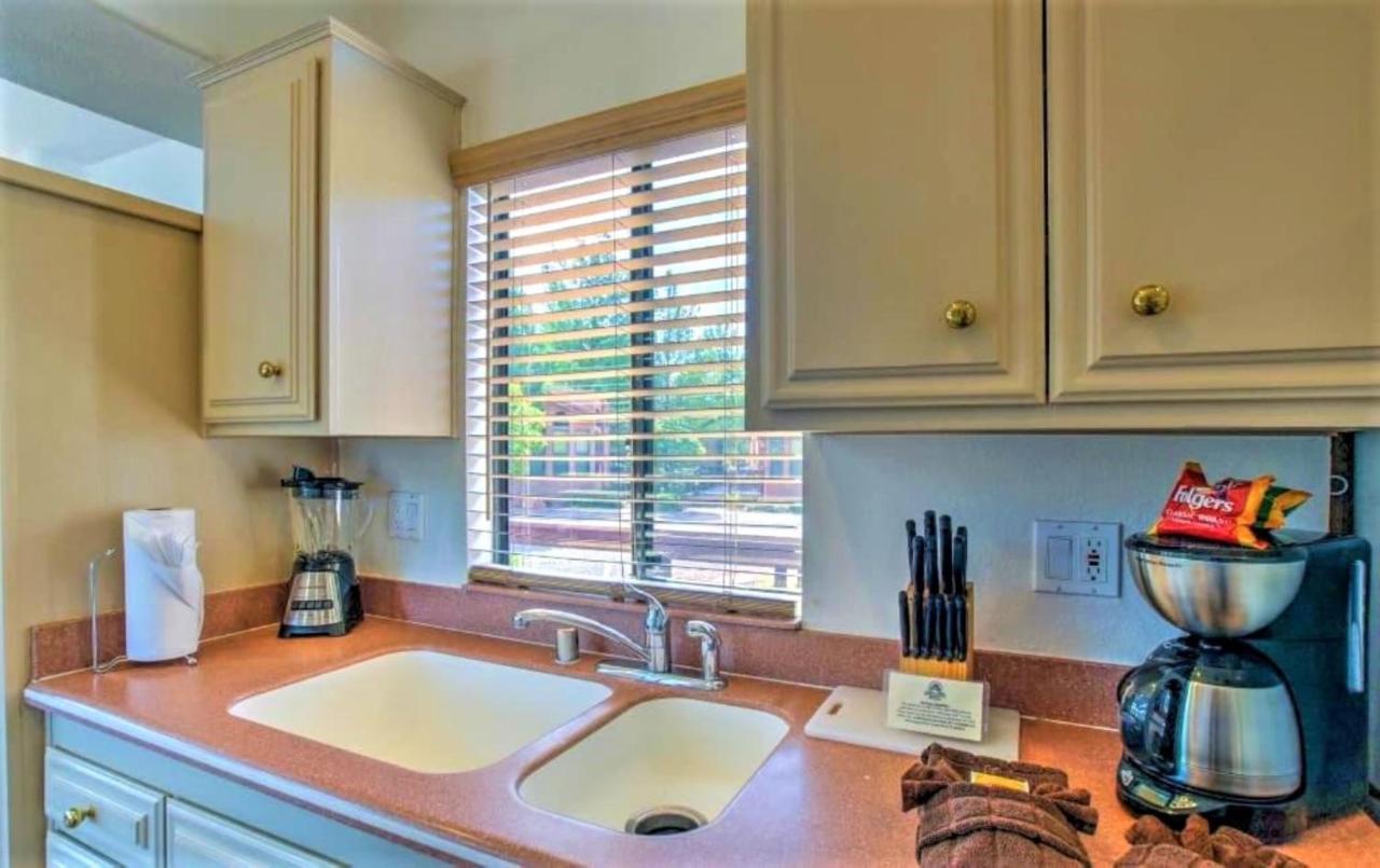 Sedona Pines Resort Экстерьер фото A kitchen with a double sink