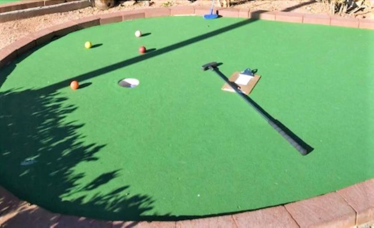 Sedona Pines Resort Экстерьер фото A putting green